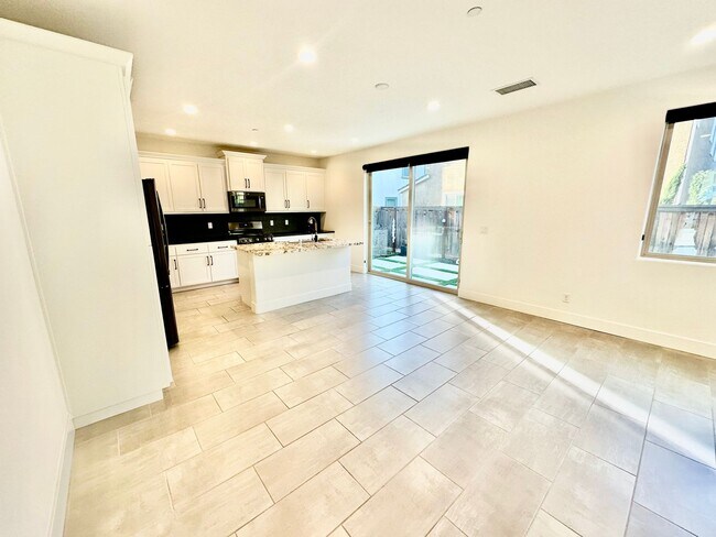 Building Photo - Newly Built 3/2.5 Home in Tesoro Viejo Community