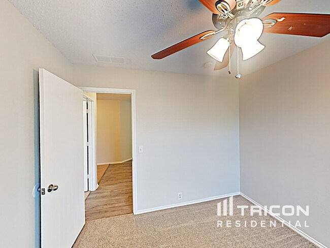 Building Photo - 704 River Run Dr