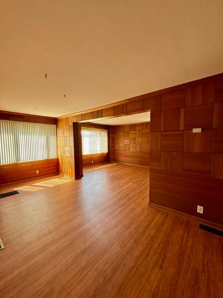 Building Photo - 90 Laverack Ave