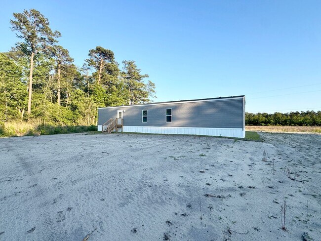 Building Photo - Move in Ready! 3 bedrooms/ 2 Baths! Beautiful space!