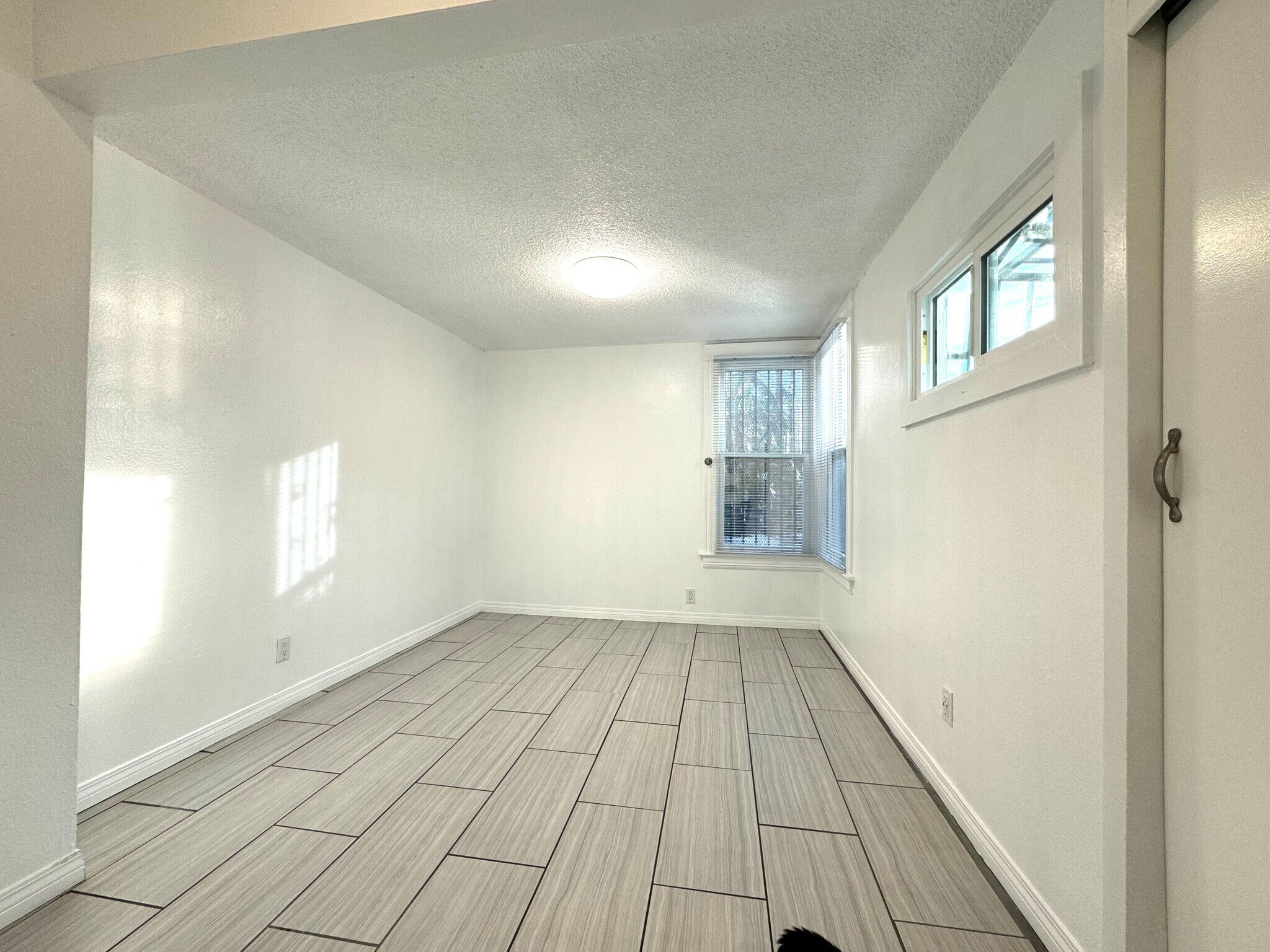 Building Photo - 534 E 19th St