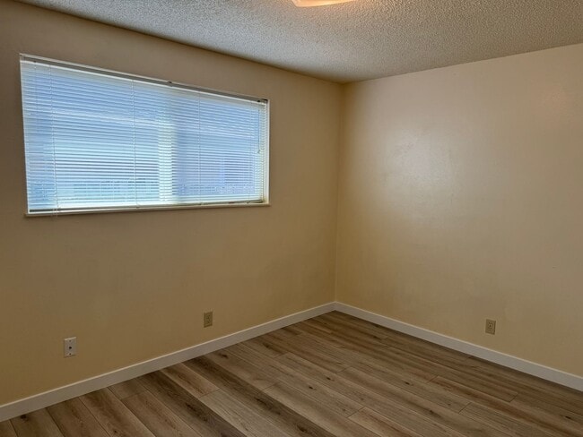 Building Photo - Lovely 2-bedroom/1-bathroom duplex with garage!