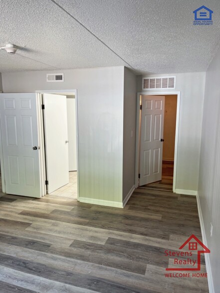 Building Photo - 915 S Seminole Dr