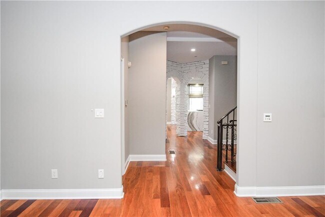 Building Photo - 4 Prichard Way NE