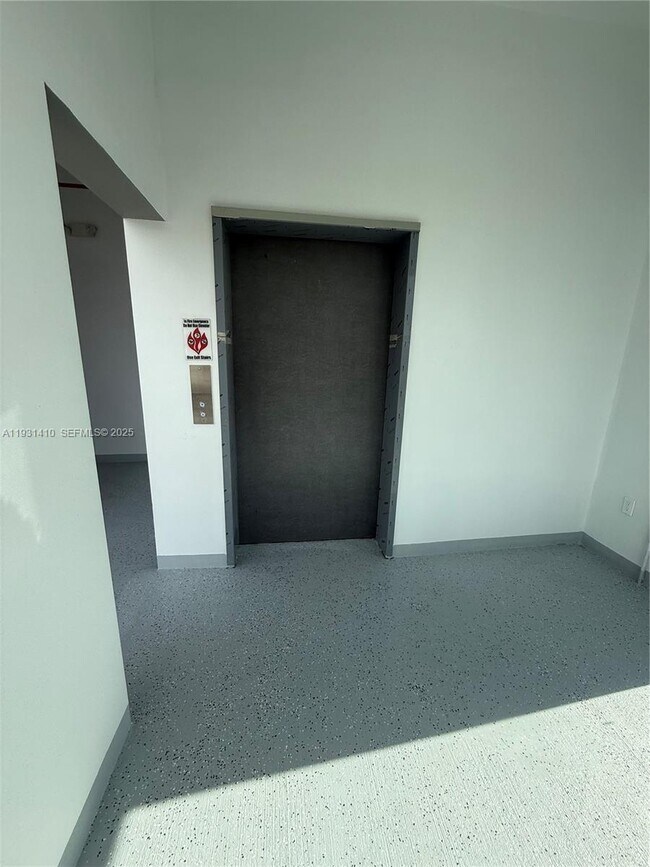 Building Photo - 1091 E 17th St