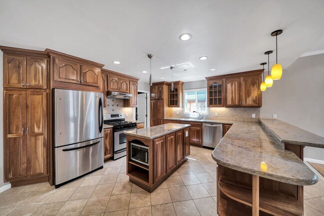 Building Photo - Welcome Home to the peaceful Shoreview Nei...