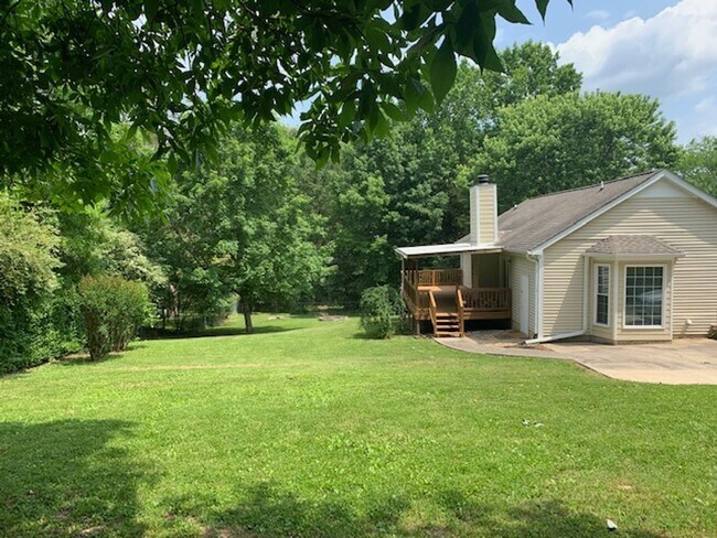 Building Photo - 3 Bedroom, 2 Bathroom w/ Covered Deck on Large Lot