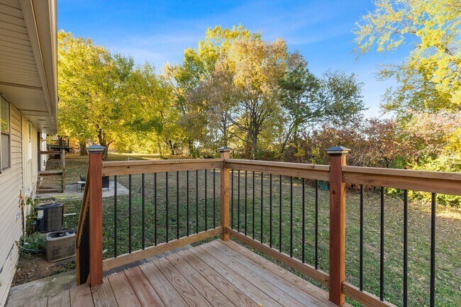 Building Photo - Just Listed! Step into one of the Northlan...