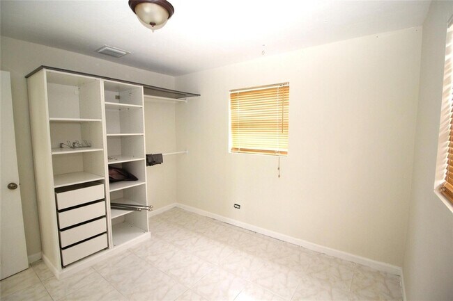 Building Photo - 3910 SW 61st Ave