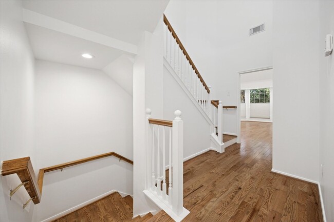 Building Photo - Beautiful Home Near University of St. Thomas