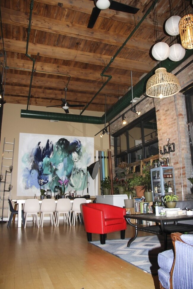 Primary Photo - 407 N Elizabeth St