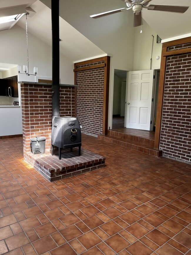 Building Photo - 1831 Eden Ln