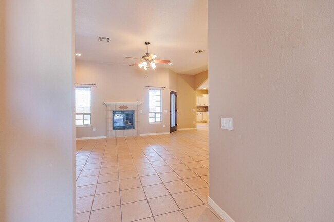 Building Photo - 3 bed 2 bath beautiful home!