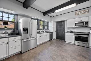Building Photo - 601 Prytania Ave