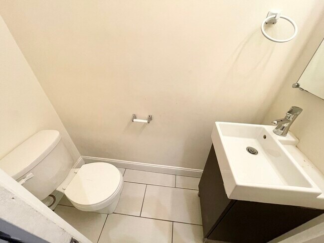 Building Photo - 98 L St