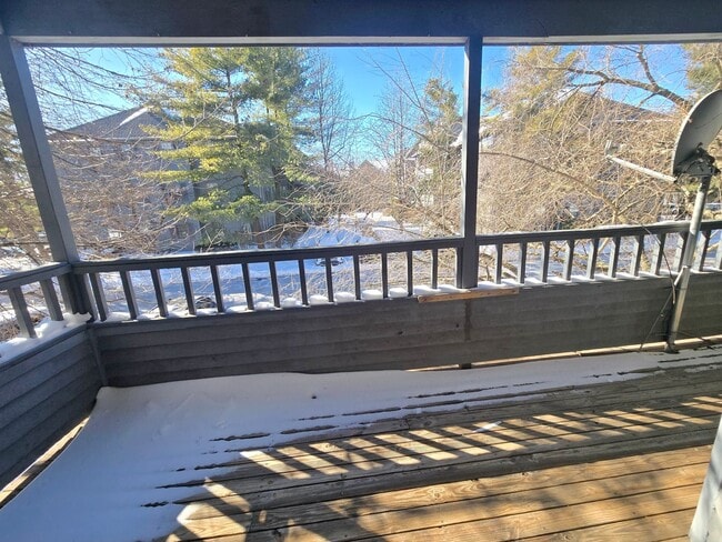 Building Photo - Commuter's delight! Spacious 2nd fl: 2-bed, 2-bath condo with fireplace, washer & dryer & off-str...