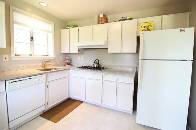 Building Photo - Charming 3 Bed 2.5 Bath Brick Home With Sp...