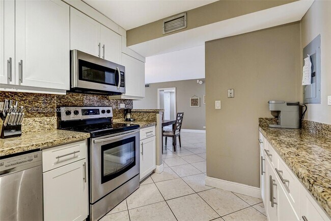 Building Photo - 6039 Collins Ave