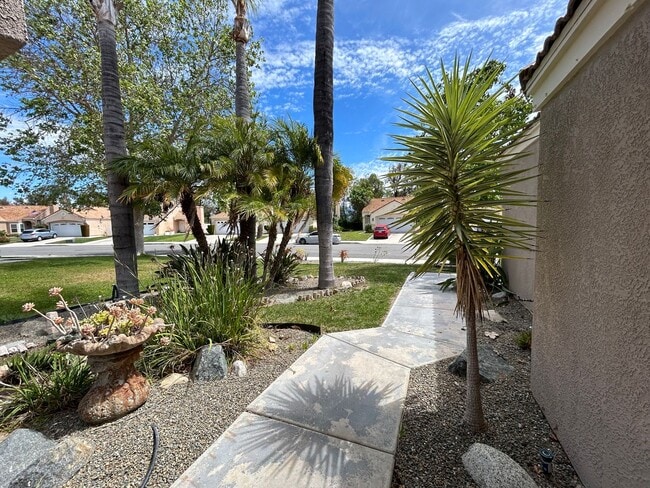 Building Photo - Paseo Del Sol