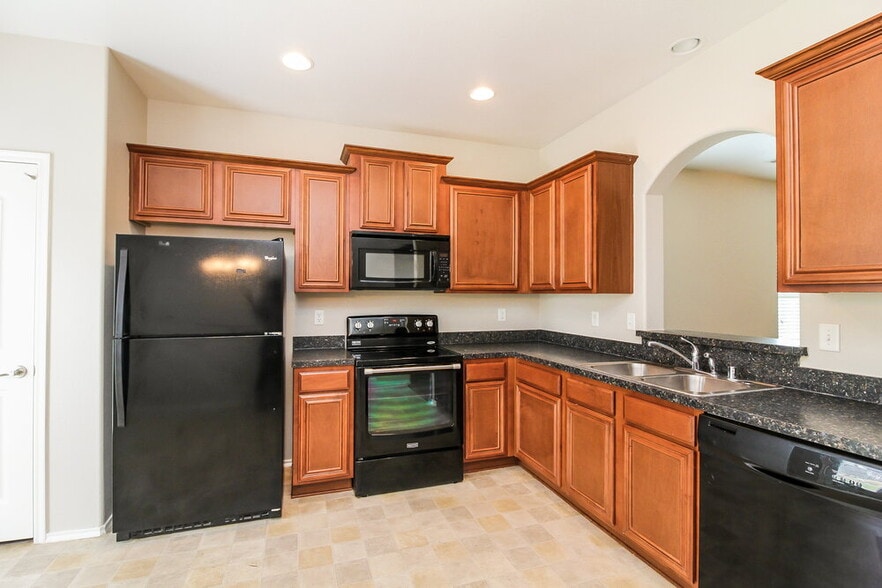 Building Photo - 2005 Blakehill Dr