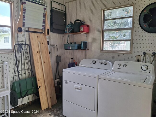 Building Photo - 909 Sequoia St