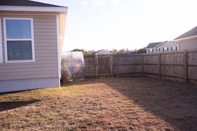 Building Photo - 228 Lockwood Way E