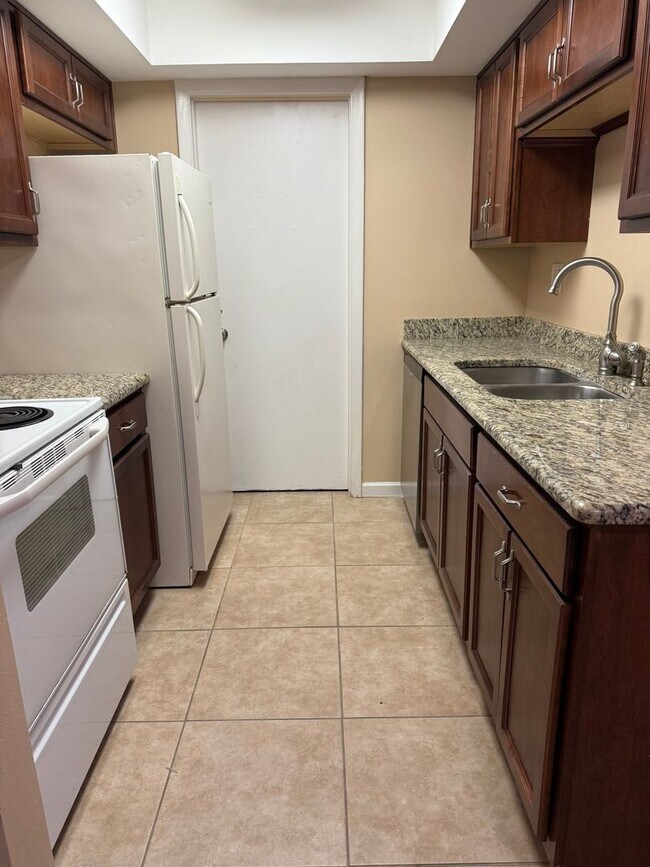 Building Photo - 1/1 Condo in Summit Village Casselberry