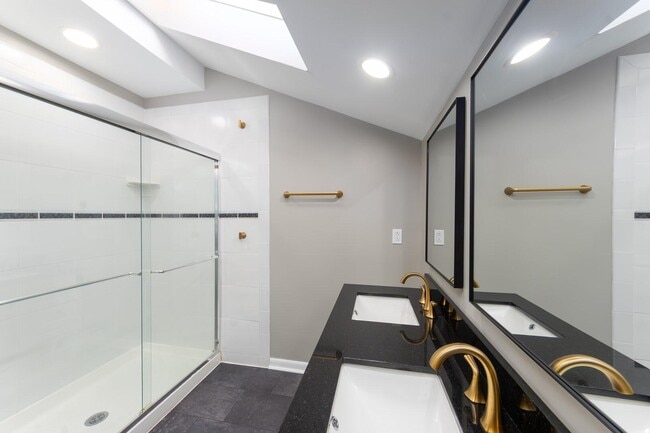 Building Photo - 270 S Center St