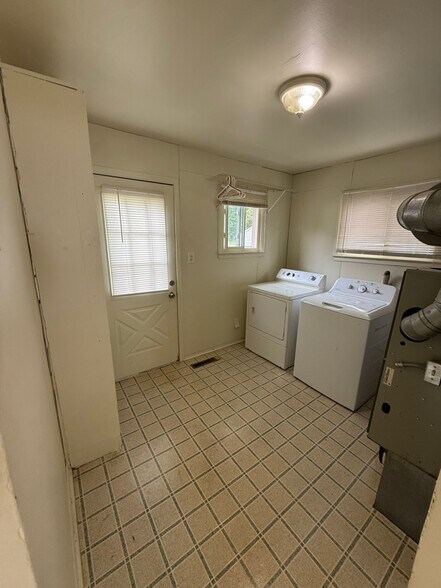 Building Photo - 2169 Williamson Ave