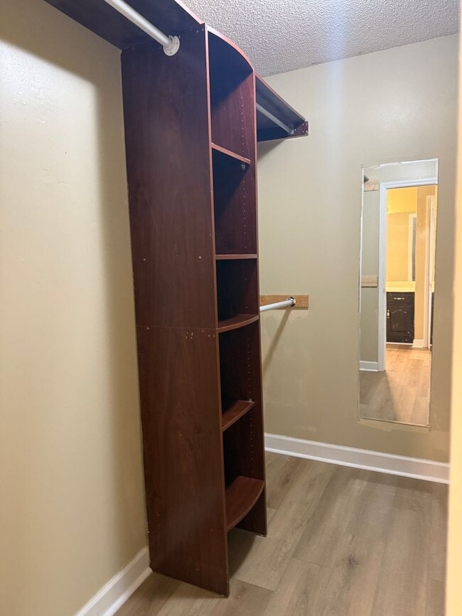 Building Photo - 3 Bedroom Home with Back Deck & Large Fenc...