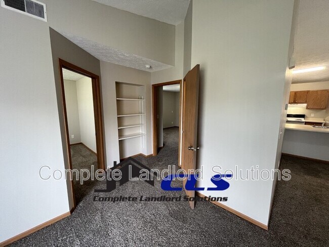 Building Photo - 558 College Ave