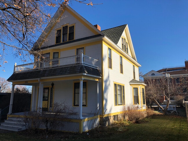 Building Photo - Charming 3 bed 1 bath + sitting room