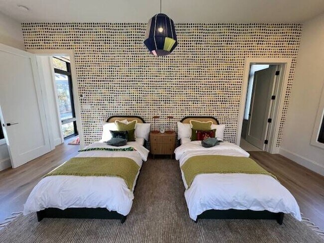 Building Photo - 9 Willow Pond Rd