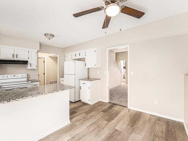 Building Photo - 810 SW Pinebrook Village Ct