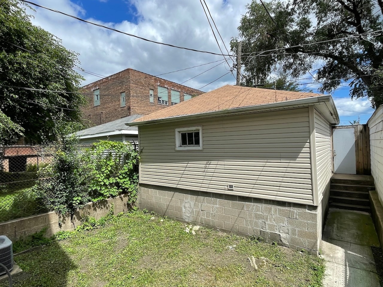 garage - 2877 S Throop St