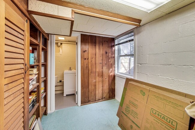 Building Photo - Spacious 3BR/2BA Rambler with Heated Sun-room and Slate Patio!
