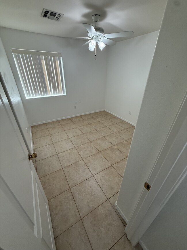 Building Photo - 4942 S Rinaldi Dr