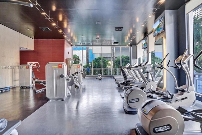 Building Photo - 2600 E Hallandale Beach Blvd