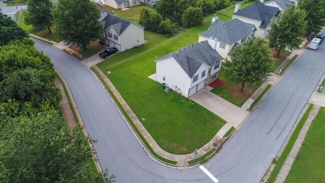 Building Photo - Impressive 4 bed, 2.5 bath Home.