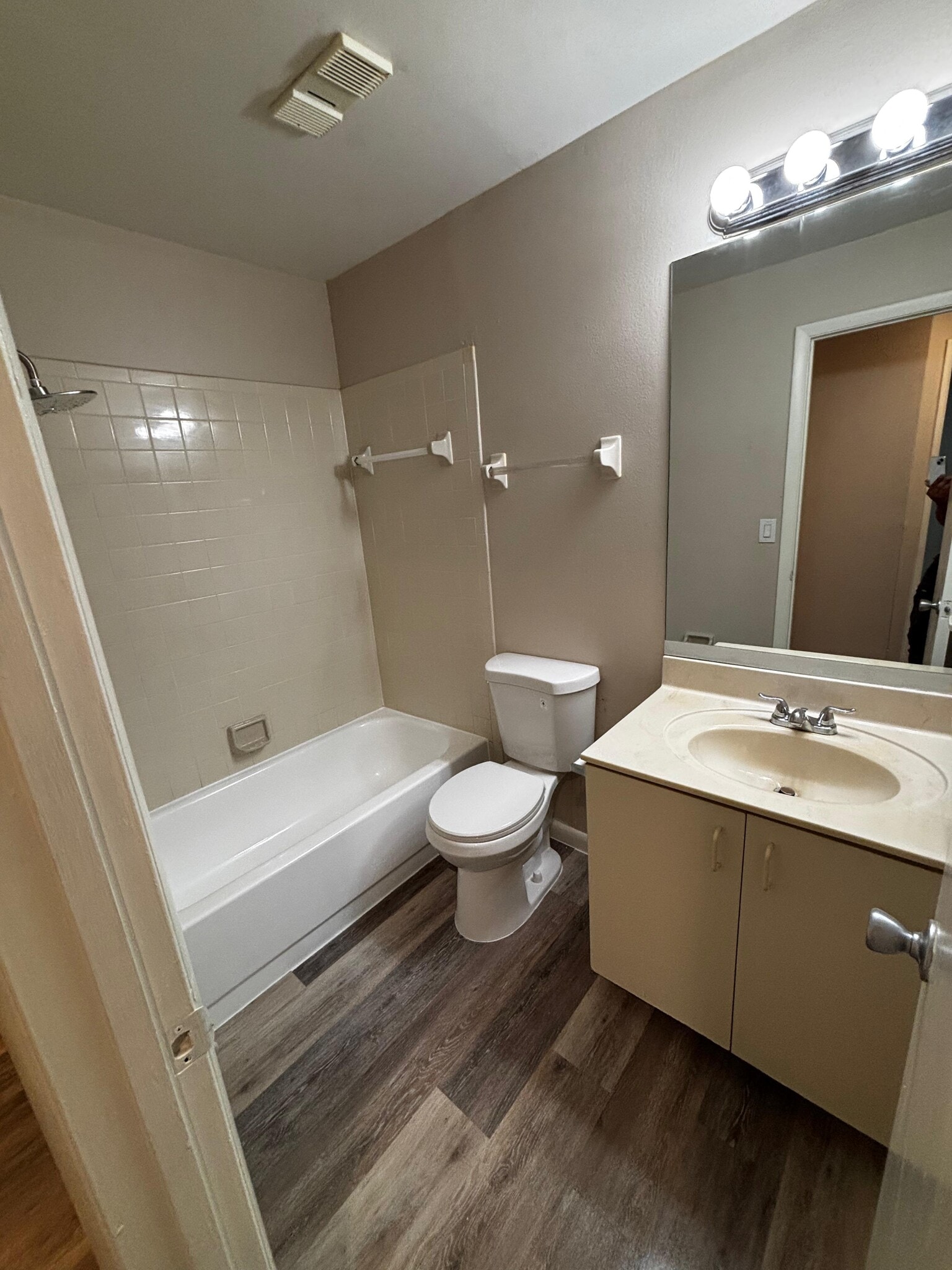 guest bath - 2560 Woodgate Blvd