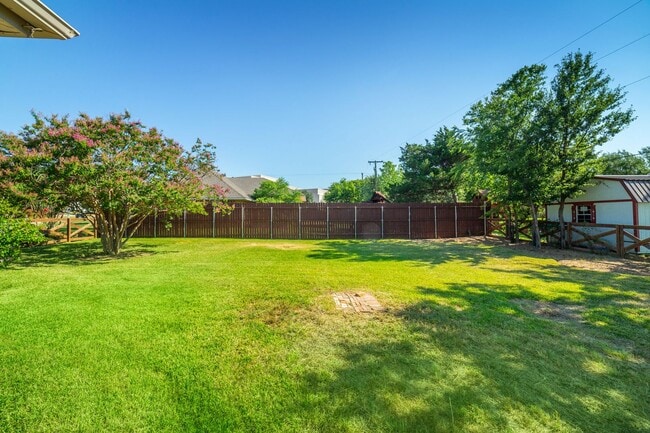 Building Photo - 3 Bedroom 2 Bath 2 Car Garage - Backs Up To A Nice Farm