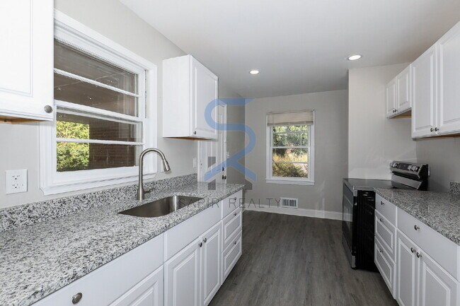 Building Photo - Move in before November 15th and choose yo...