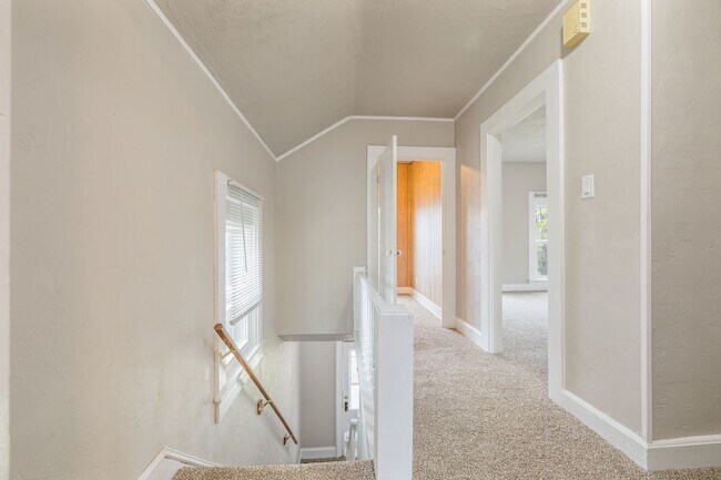 Building Photo - 476 Linden St