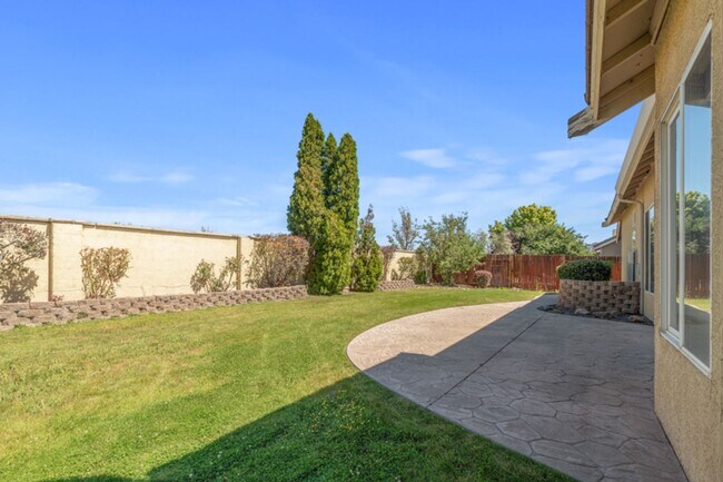 Building Photo - 3 Bedroom, 2 Bath home in Double Diamond Neighborhood