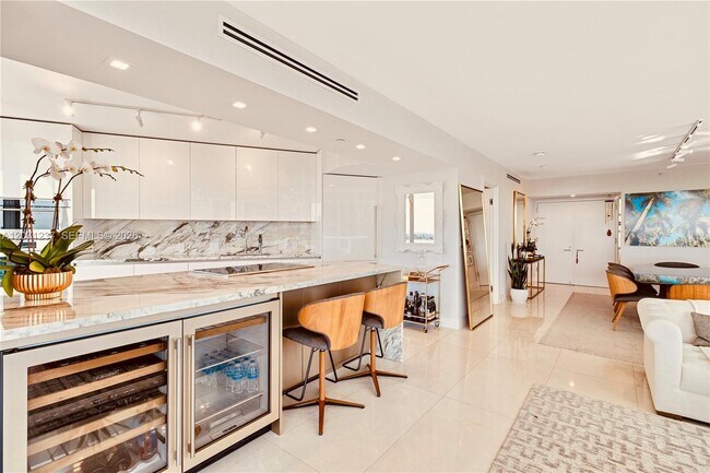 Building Photo - 2127 Brickell Ave
