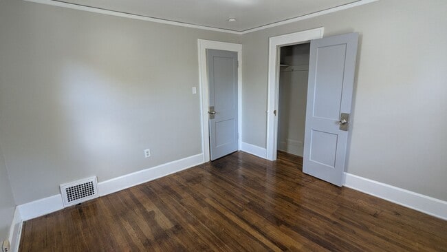 Building Photo - Newly renovated gem located in Akron