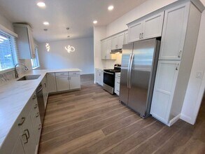 Building Photo - Modern 4 Bedroom, 3 Bath House - Near Died...