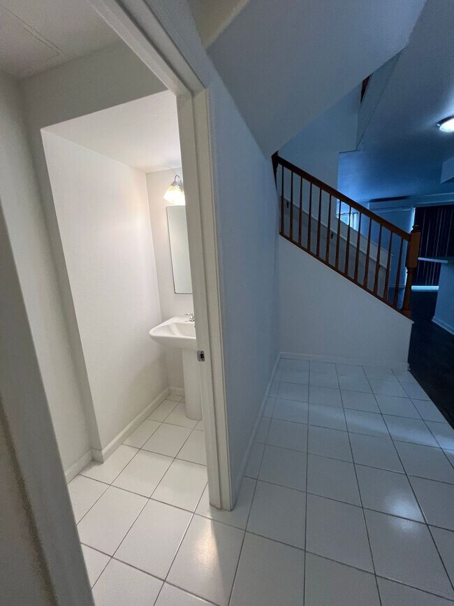 Building Photo - 2 Bedroom / 2.5 Bath Condo with 1 car gara...