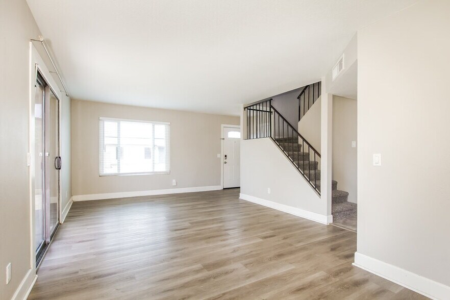 Building Photo - 8737 W Bluefield Ave