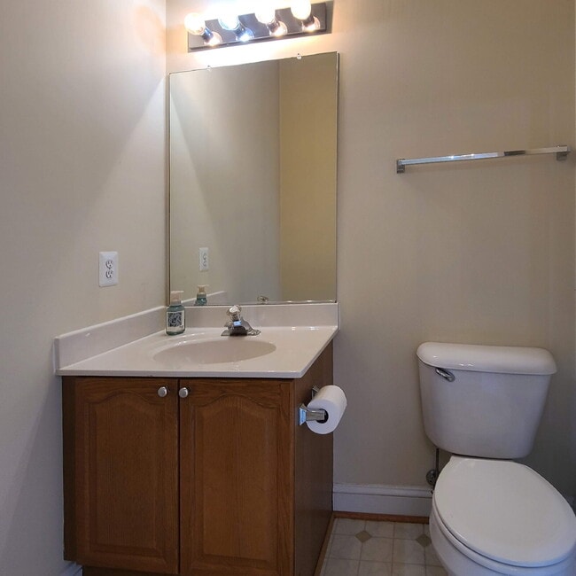 Building Photo - 3-Level Townhome with Two Primary Suites